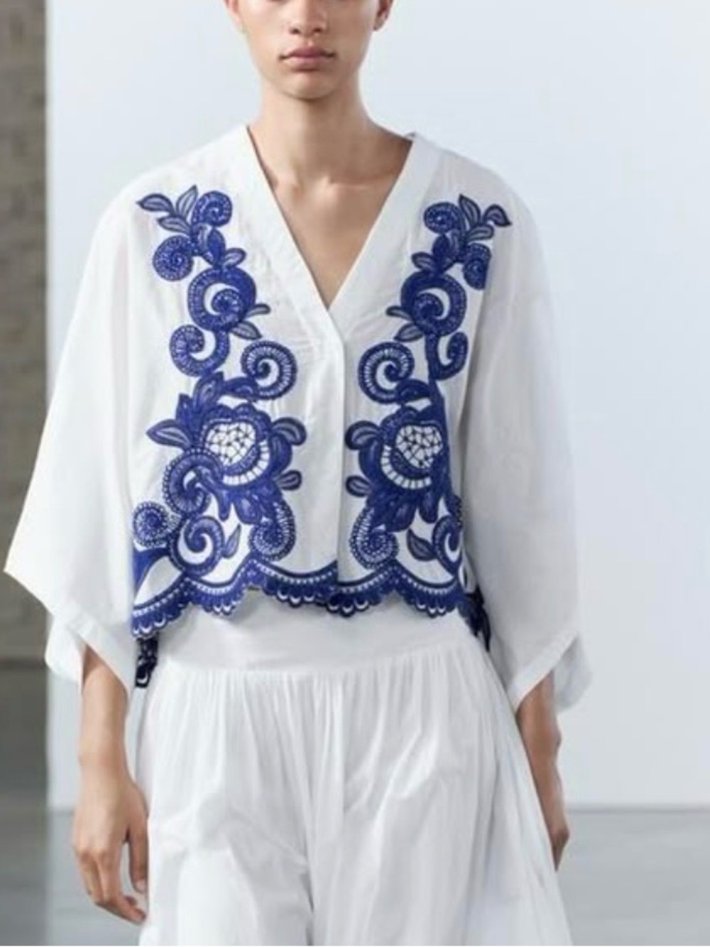 ZARA CONTRAST EMBROIDERED BLOUSE WHITE BLUE COTTON BOHO ROMANTIC Sz M